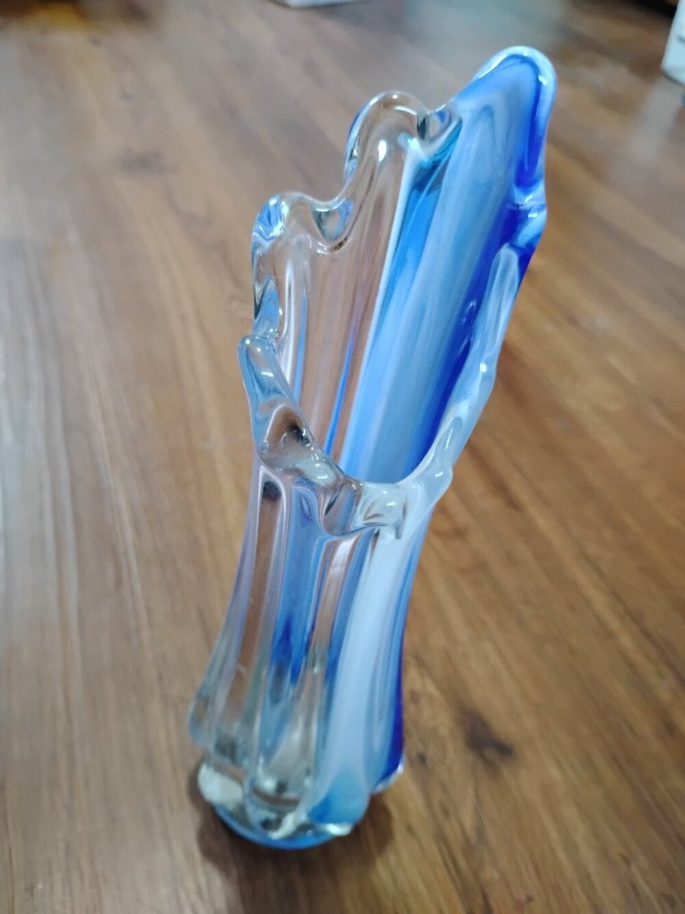 Vintage Swung Vase 8 Finger Blue White 10.5"